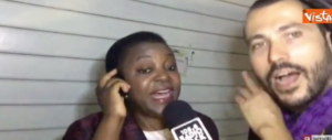 Kyenge e De Magistris cantano alla Raggi : «Accogli i migranti a Ostia» (video)