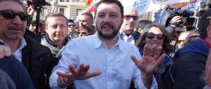 Salvini scatena l’ira del Pd: “Sì, la flat tax favorisce tutti, anche i ricchi…”
