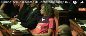 Teatrino Pd in Aula, Renzi chatta come un matto, Cirinnà in t-shirt arcobaleno (video)