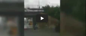 Ancona, l’auto sommersa dall’acqua, 2 donne intrappolate: salvate dai poliziotti (Video)