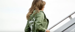Melania, la scritta sulla giacca crea scompiglio: monta il caso politico, ma…