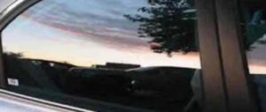Fanno sesso in autostrada col figlio di due anni in macchina: denunciati