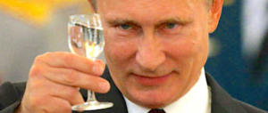 Sanzioni, la Nato minaccia ma Putin apprezza: «Qualcosa si muove nell’Ue»