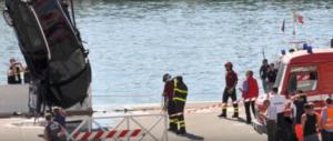 Tragedia sul traghetto, auto cade dal ponte: turista muore schiacciato. Grave la figlia