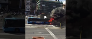 Guasti alla metro e 2 bus in fiamme: a Roma un altro giorno di ordinaria follia (video)