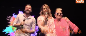Barbara D’Urso al Gay village sfotte il ministro Fontana: “Come mai non c’è?” (video)