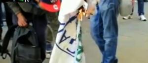 Schiaffo a Milano, migranti bruciano bandiere della Lega. Sala insiste sulle moschee