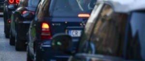 Ciclista prende a morsi un automobilista e gli stacca un orecchio