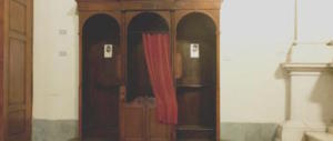 Plico misterioso nel confessionale: il prete chiama i carabinieri e si scopre che…