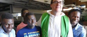 Il prete che accompagna i migranti in piscina ne ha fatta un’altra delle sue…