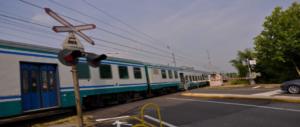 Immigrato rompe il vetro a colpi di martello e si lancia dal treno in corsa