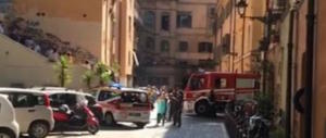 Roma, a fuoco un palazzo in centro: ustionata una donna. Anche Fico giù in strada