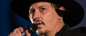 Johnny Depp (l’anti-Trump) spende un patrimonio per bere e fuma canne enormi