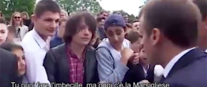 Macron perde la testa con un ragazzino: «Imbecille, zitto e ascolta la Marsigliese» (video)