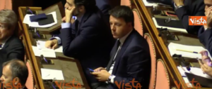 Figuraccia di Renzi in Senato: mentre il premier parla lui chatta (video)