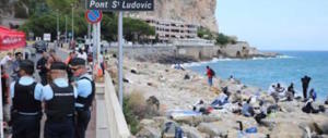Rapporto Oxfam, nell’inferno di Ventimiglia, migranti abusati e detenuti da poliziotti francesi