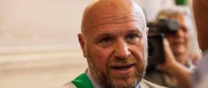Il sindaco M5S di Livorno “apre” il porto ai migranti. Poi si accorge della gaffe