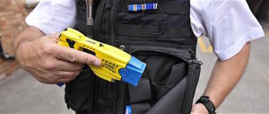 Arrivano i taser anche per la polizia italiana: ma ad amperaggio ridotto…