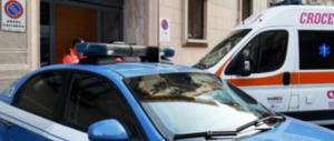 Il compagno la prende a calci: gli agenti la trovano a terra con il figlioletto