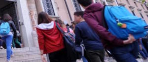 Boccia l’alunno e i genitori lo pestano. La mamma del prof su Fb: che Italia è questa?