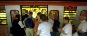 Beccate e rubare, 4 rom costringono i carabinieri a fermare la corsa della metro