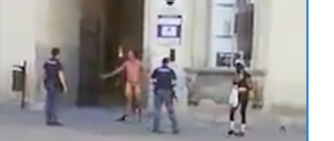 «Pezzo di m… ti ammazzo». Immigrato aggredisce due poliziotti, poi si denuda (video)