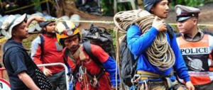 Thailandia, salgono a 8 i ragazzini salvati. Ma per oggi stop ai soccorsi