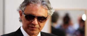 Paura per Bocelli, i ladri entrano nella sua villa. Tenore, moglie e figli svegliati dalle urla