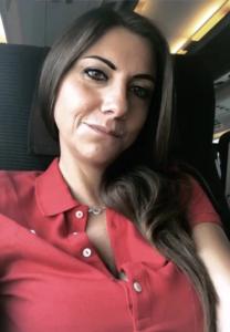 La deputata Pd Anna Ascani ha scelto la posa sexy e la camicia, anziché la maglietta rossa. L'effetto è risultato imbarazzante. Più da profilo Tinder che da campagna per i bambini morti