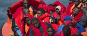 Il piano di Salvini: migranti trasbordati sulle navi militari italiane per riportarli a Malta