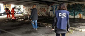 Tensione tra migranti e polizia nella tendopoli alla Stazione Tiburtina: 34 irregolari