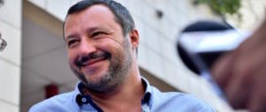 «La m… è meglio di Salvini», ancora insulti. Il ministro: «Bacioni a lei»