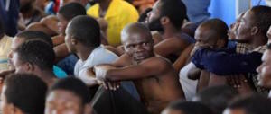 Un’altra nave carica di migranti vaga nel Mediterraneo: ennesimo scontro?
