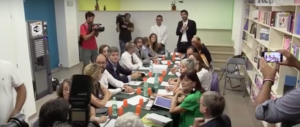 Il Pd si riunisce a Tor Bella Monaca. Residenti indifferenti o ostili: basta con le passerelle (video)