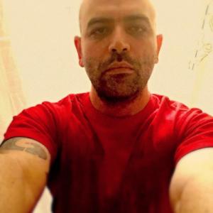 Di selfie in selfie Roberto Saviano assomiglia sempre meno a uno scrittore e sempre più a uno dei protagonisti dei suoi libri