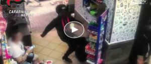 Raid camorrista nel bar del rione Sanità: sfasciano tutto per uno sgarro verbale (video)