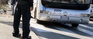 Pervertito molesta ragazzine sul bus, loro lo fotografano e lo fanno arrestare