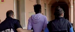 Spettacolare blitz della polizia contro gli spacciatori nigeriani a Mestre (video)