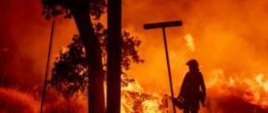 California, 38.000 in fuga dai “firenado”, i terribili tornado di fiamme (video)