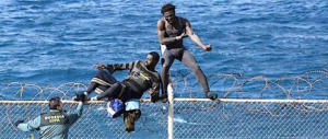 Ceuta: violento assalto di 800 clandestini, 600 passano il confine