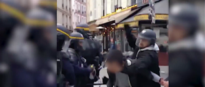 “Gorilla” di Macron si spaccia per poliziotto e picchia un manifestante (video)