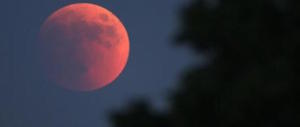 È il giorno dell’eclissi di Luna più lunga del secolo: quando e come osservarla