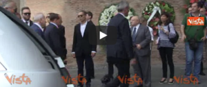 L’ultimo saluto a Carlo Vanzina: una folla commossa di vip e fan (video)