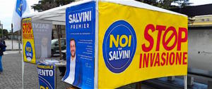 Firenze, selvaggio assalto dei teppisti dei centri sociali a gazebo della Lega