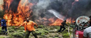 Grecia, salgono a 82 le vittime. Dopo l’inferno si cerca casa per casa