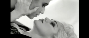 Galeotto fu il bacio saffico, modella denuncia: «Madonna mi ha stalkerato» (video)
