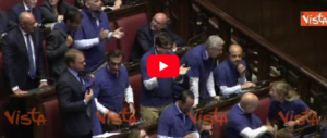 FdI indossa le magliette azzurre alla Camera. E Fico s’infuria (video)