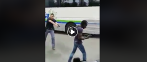 Migrante armato semina il terrore a Milano, poliziotto lo disarma (video)