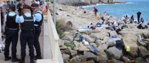 Da Ventimiglia in Francia pedalando: migranti rubano un pedalò e beffano la gendarmerie