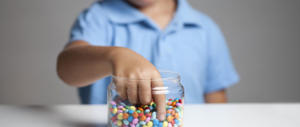 Non dobbiamo premiare i figli con il cibo. È sbagliato e rischioso